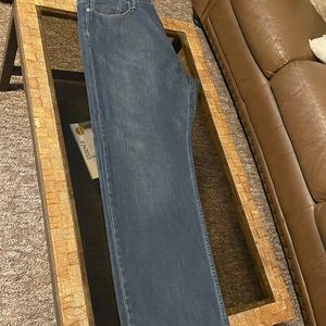 Levi 569 . Hardly worn.. can’t fit